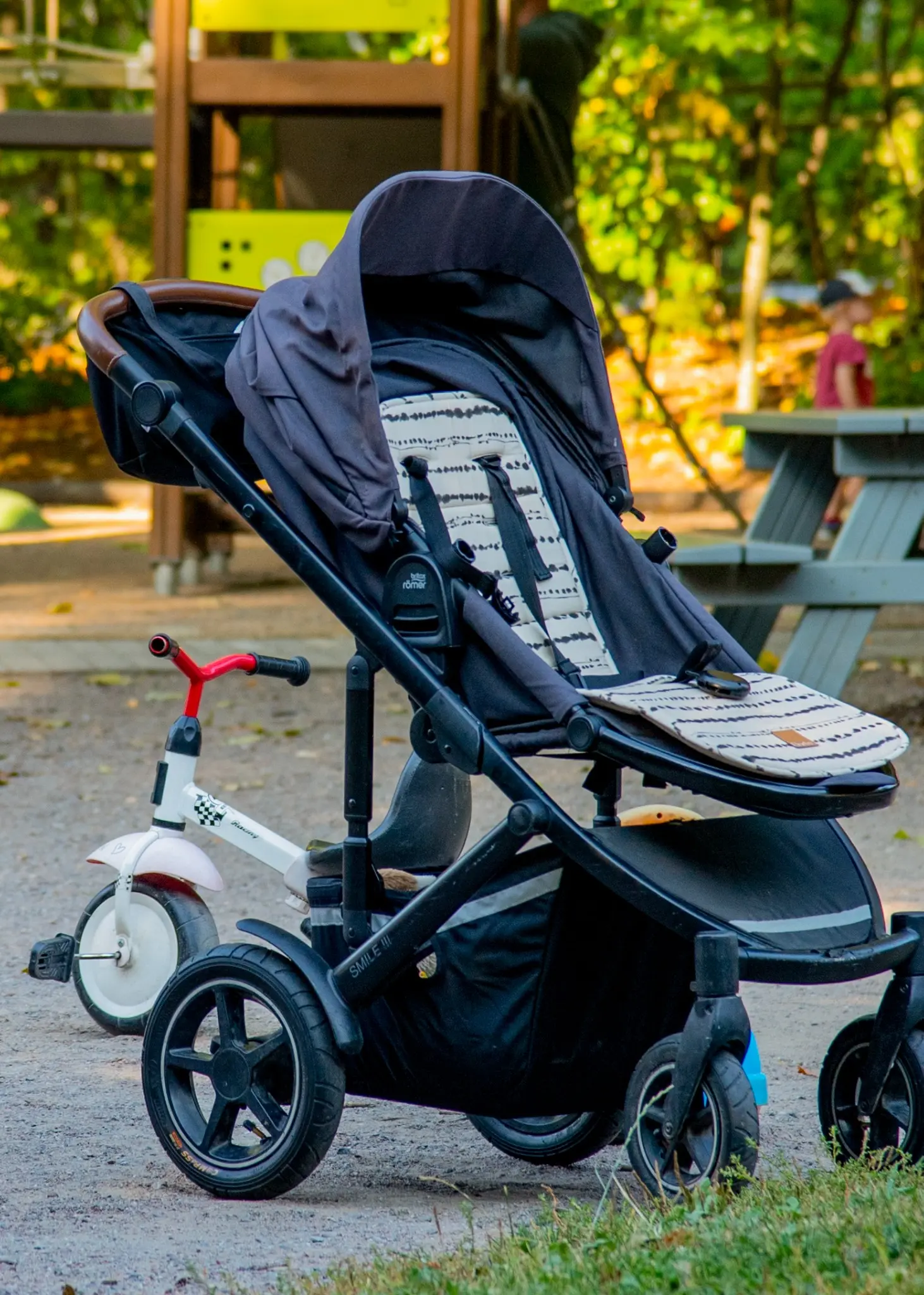 En kvinna med långt blont hår, kallad ”Maja”, står med ryggen mot kameran. Hon befinner sig utomhus framför en grönskande bakgrund. Bilden används i en granskning av P4.