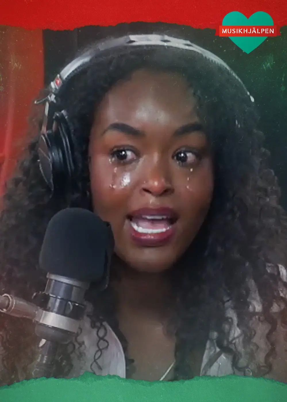 Assia Dahir med tårar på kinderna framför mikrofonen