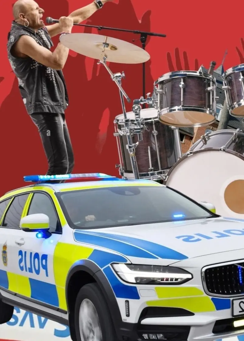 Konstnärligt kollage i starka färger bl a med polisbil, trumset, svensk flagga och en sångare i skinnväst.