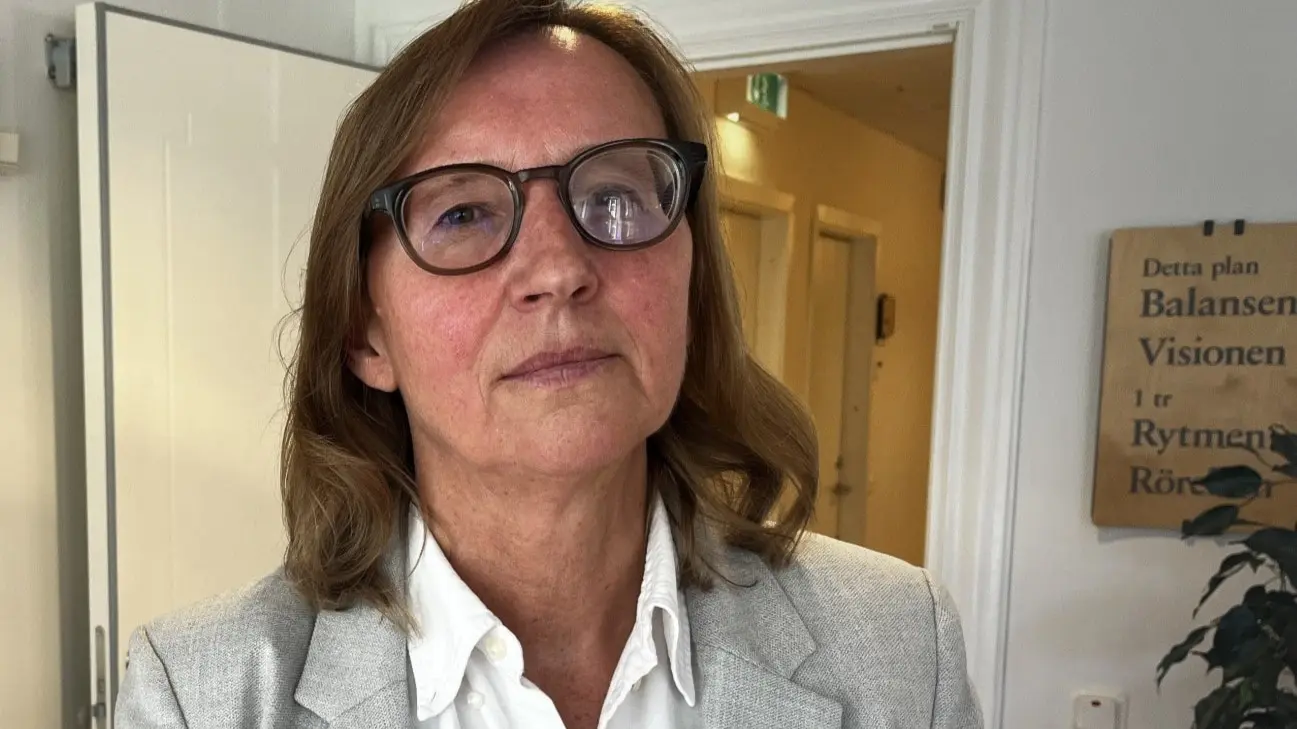 Sjukvårdsdirektör Agneta Ståhl bär en grå kavaj och namnskylt och har brunt axellångt hår och glasögon. I ena hörnet syns texten ”P4 granskar”.