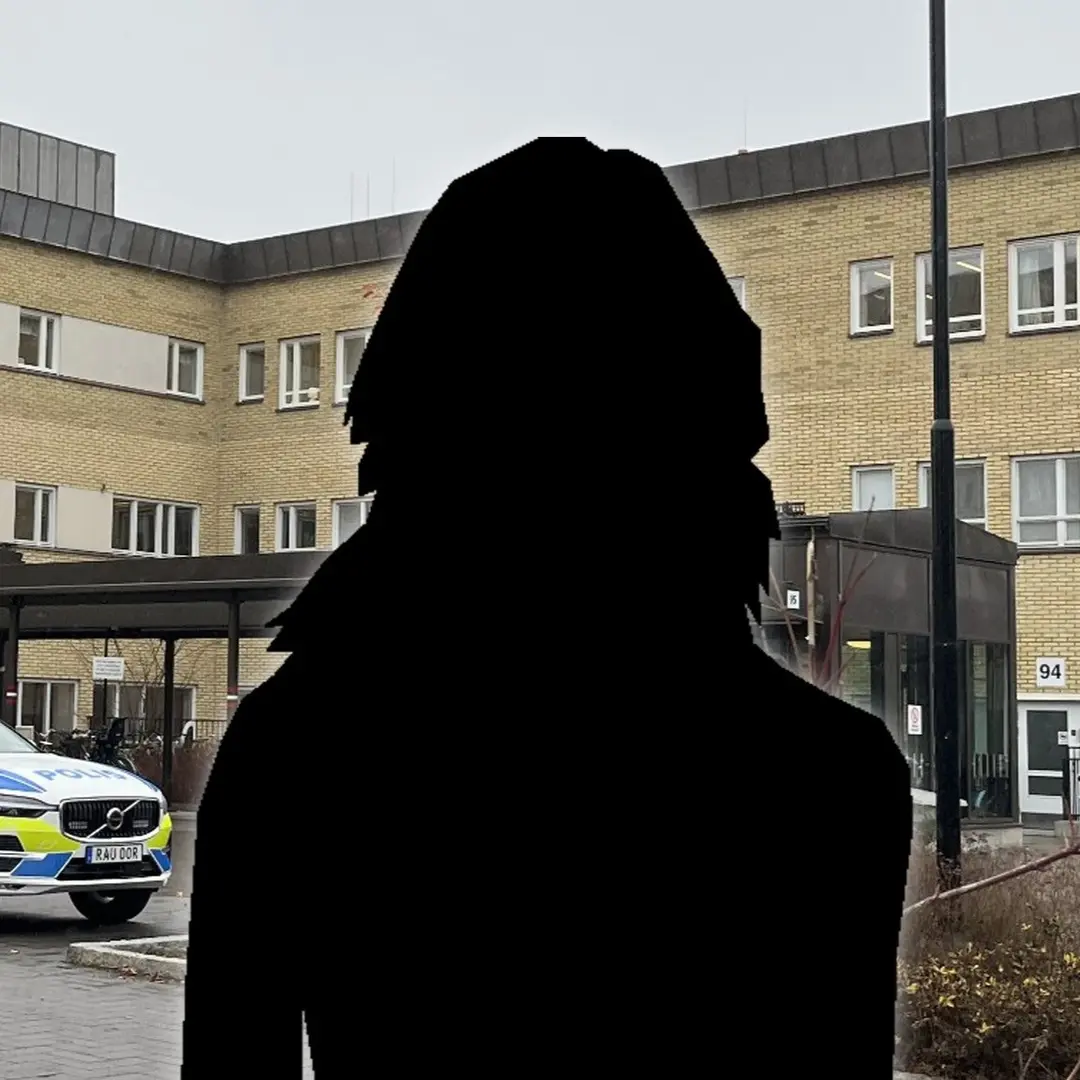 Akademiska sjukhuset i Uppsala med en polisbil. I förgrunden en siluett av en kvinna.