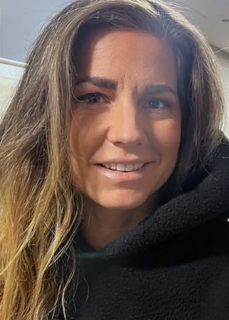 Ramona Byrö syns bredvid en förpackning med kanelgifflar. Förpackningen är röd och vit med tydlig text. Bilden verkar tagen inomhus.