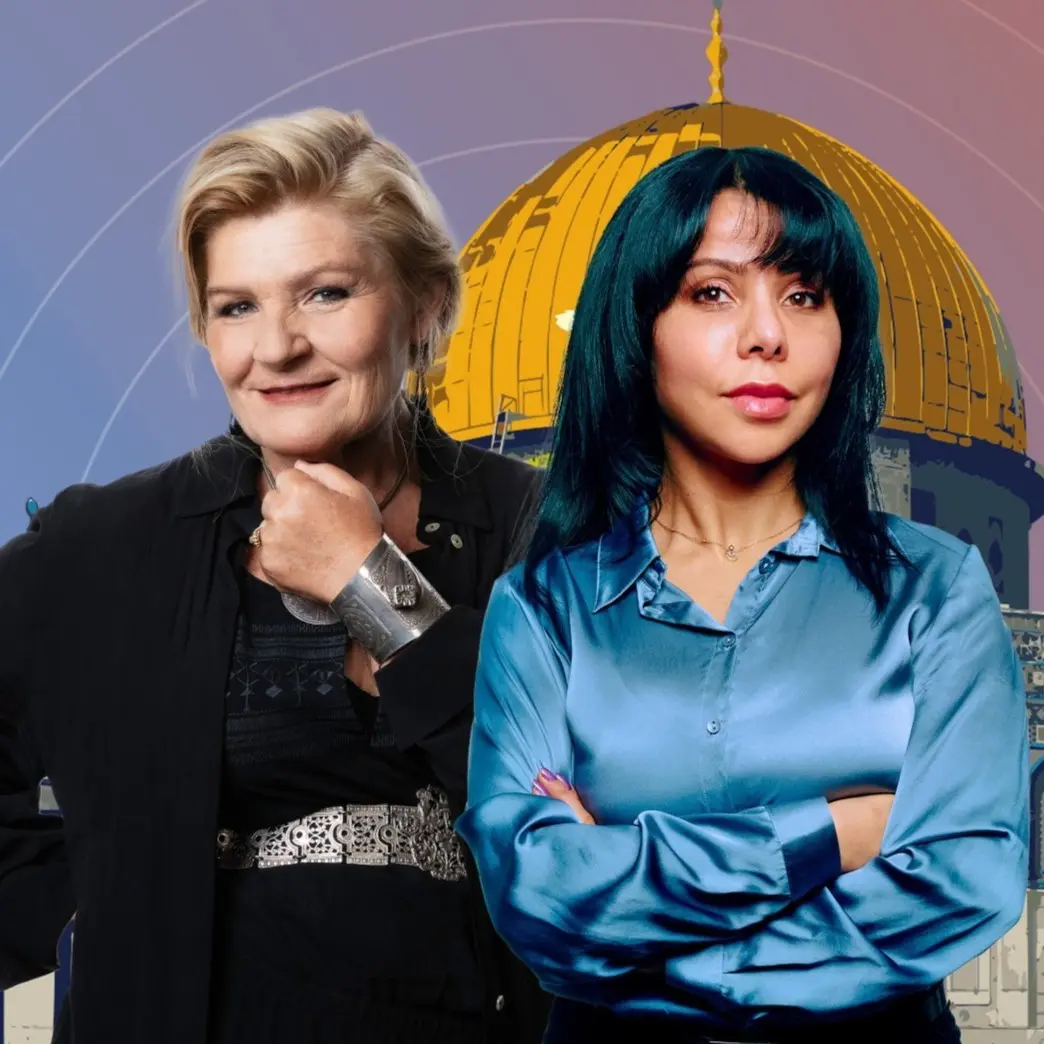 Ett litet barn står bland upphängda tygstycken som utgör ett temporärt läger på Gazaremsan.