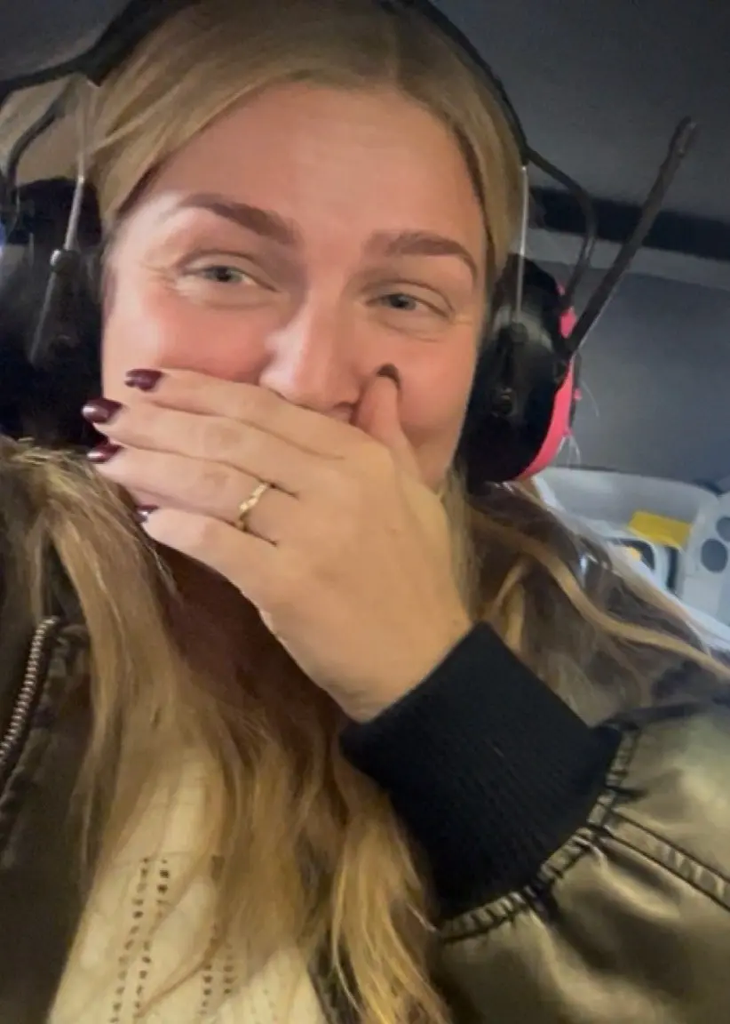 Reporter Clara Sagström och Fredrik Nymans sitter i en bil utrustade med headset, omgivna av teknisk utrustning. Miljön har inslag av industriellt bakgrund med fokus på interaktion och teknik.