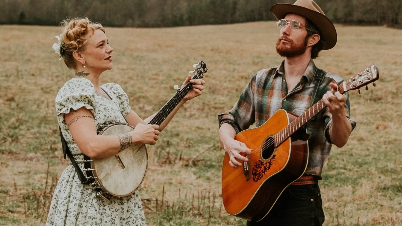 Musikerna i The Resonant Rogues ute på ett fält