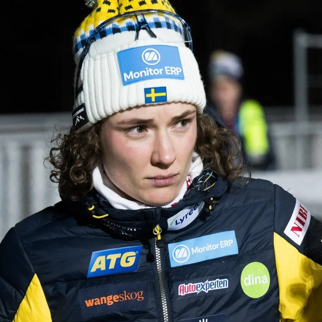 Hanna Öberg ser besviken ut och Carl-Johan Bergman i grå mössa