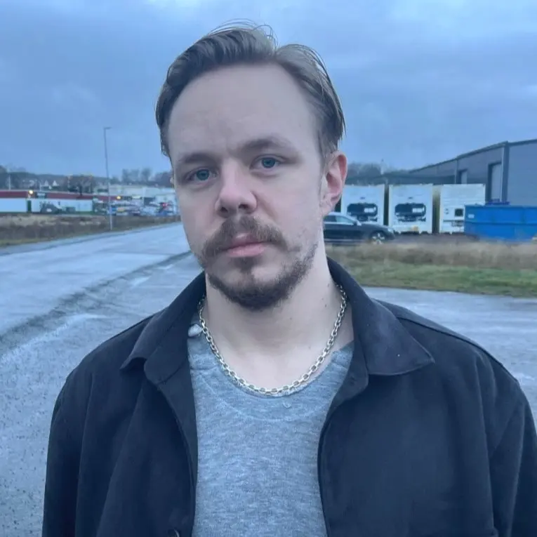 Bildmontage med två delar: till vänster entrén till Länssjukhuset Ryhov under molnig himmel, till höger en person i mörk jacka och grå tröja står utomhus på en asfalterad yta.