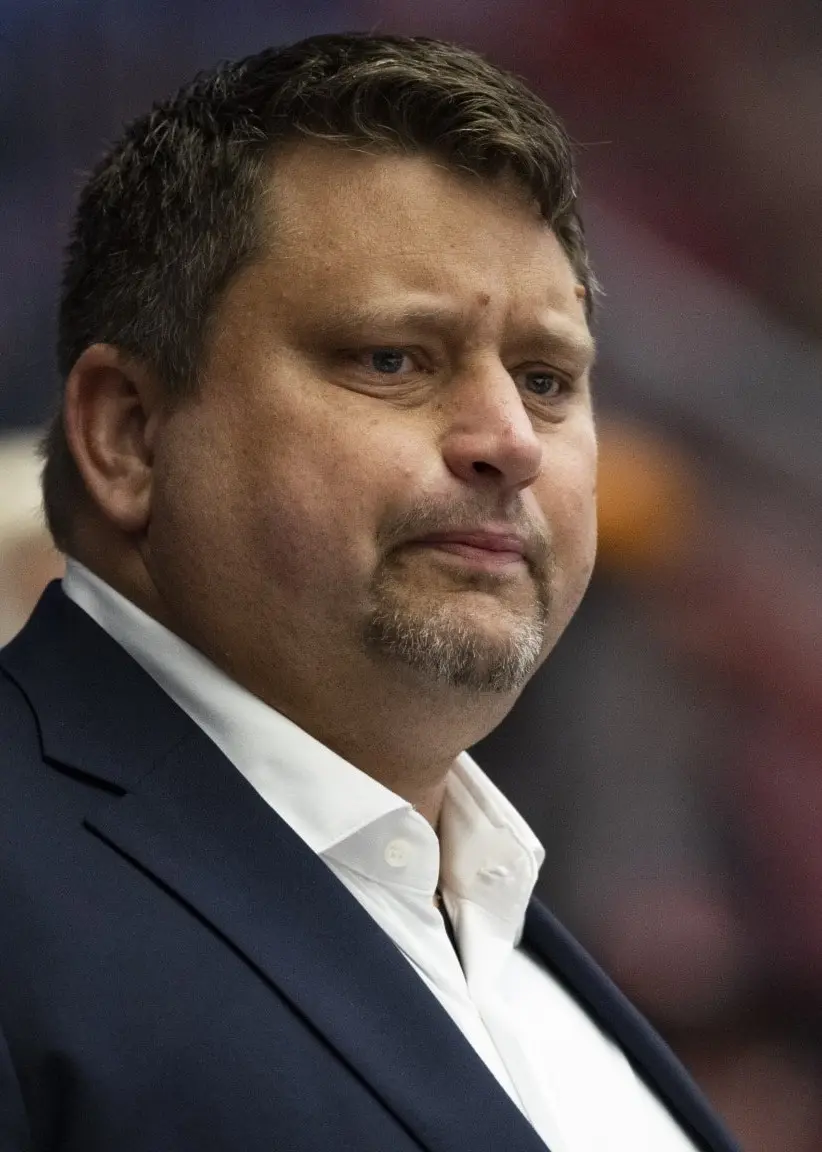 Modos tränare Mattias Karlin i kostym vid sargen under en SHL-match mellan Örebro HK och MoDo Hockey i Behrn Arena.