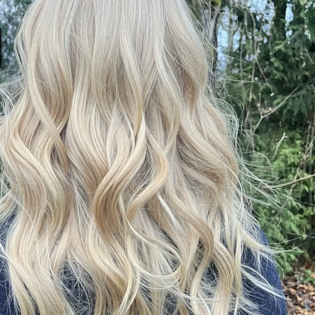 En kvinna med långt blont hår, kallad ”Maja”, står med ryggen mot kameran. Hon befinner sig utomhus framför en grönskande bakgrund. Bilden används i en granskning av P4.