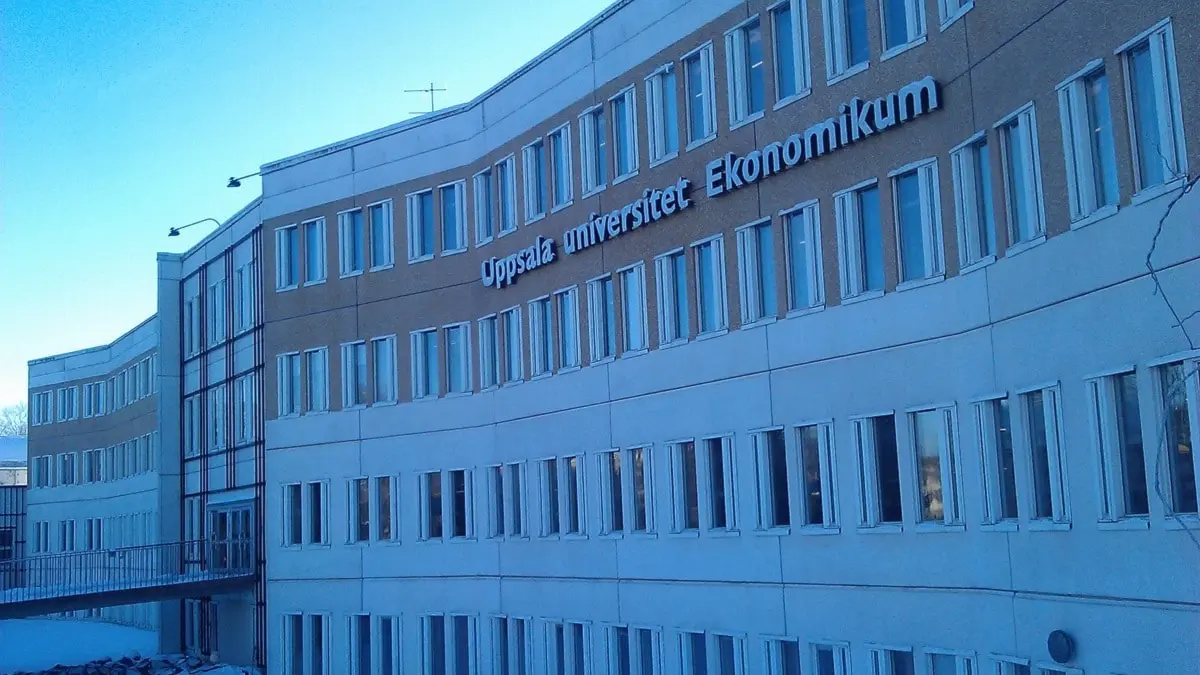 Ekonomikum, en modern byggnad med flera våningar och stora fönster, vid Uppsala universitet. Byggnaden är en central plats för studier och forskning inom ekonomi och samhällsvetenskap.