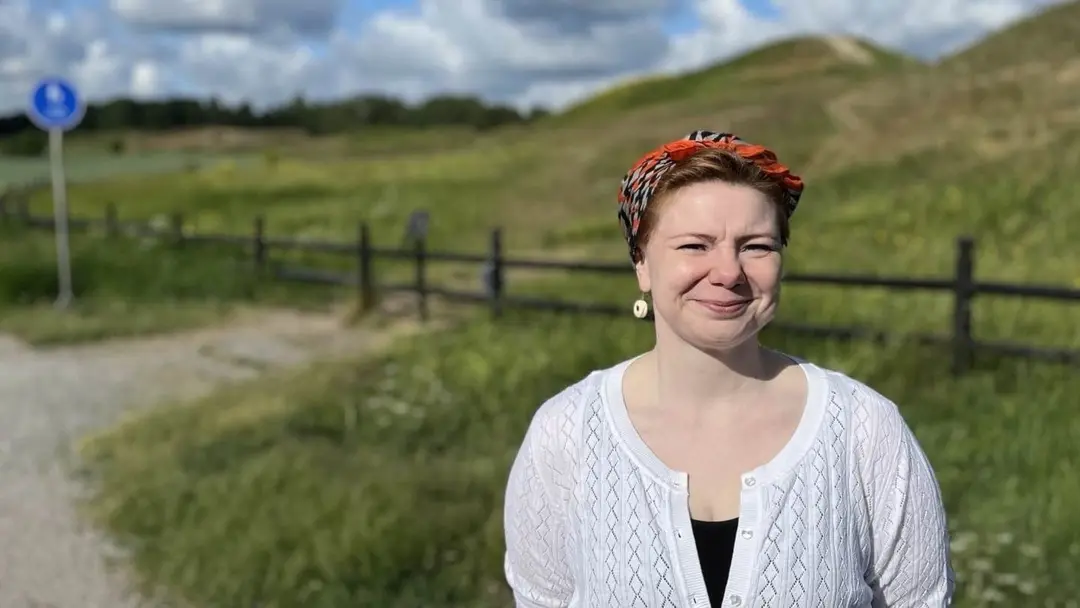 Museipedagog Amanda Norgren vid Gamla Uppsala högar.