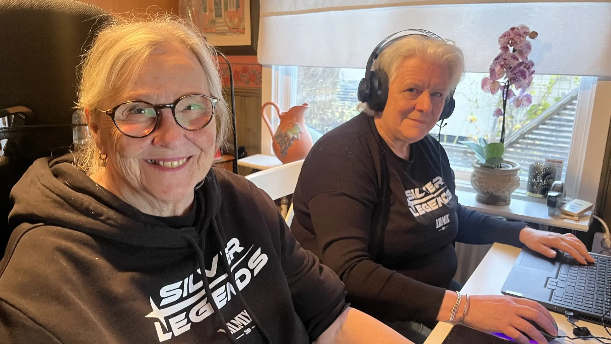 Inger Grotteblad och Yvonne Kalldin sitter och spelar datorspel.