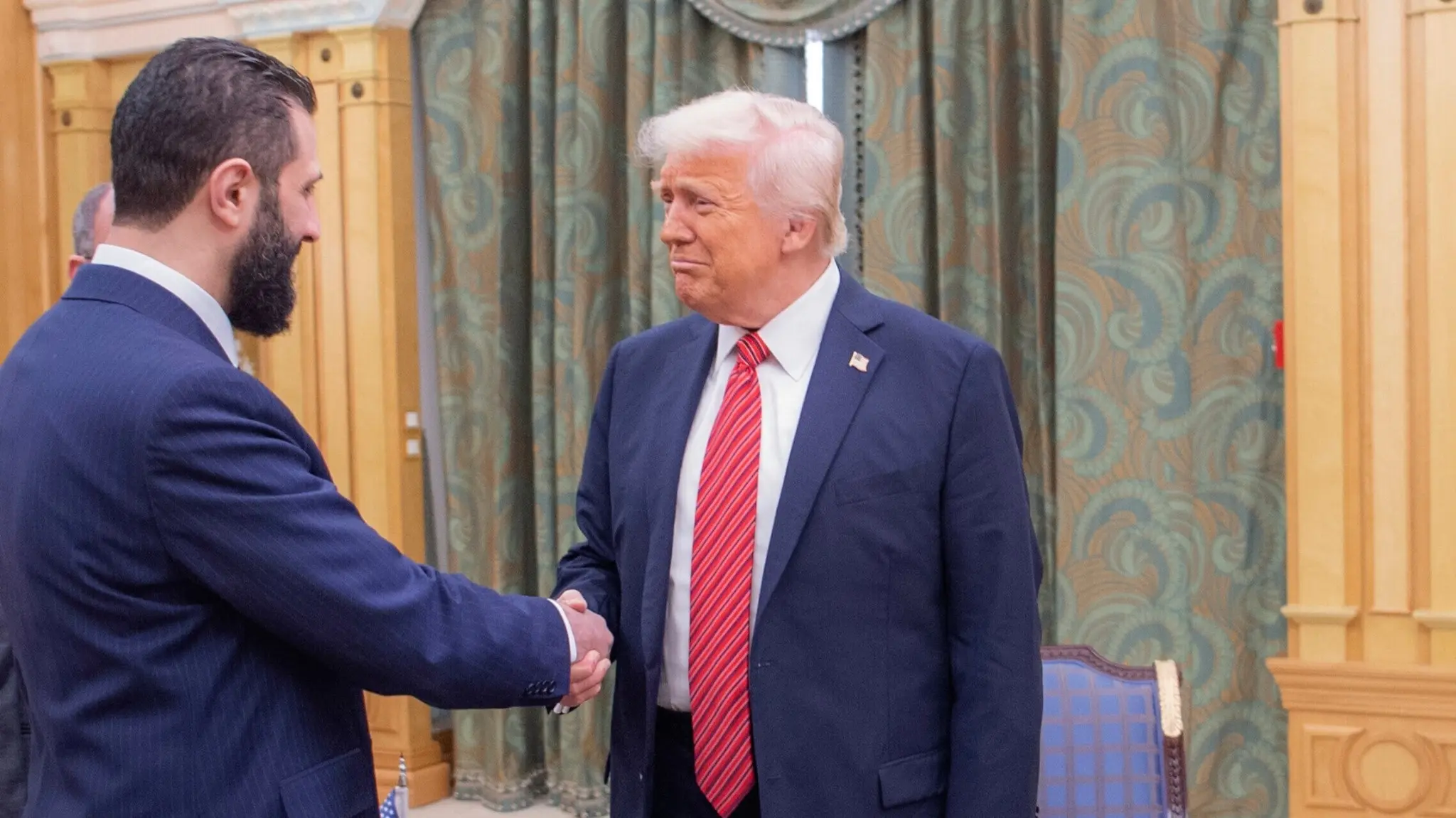 Syriens nye ledare skakar hand med USA:s president Donald Trump