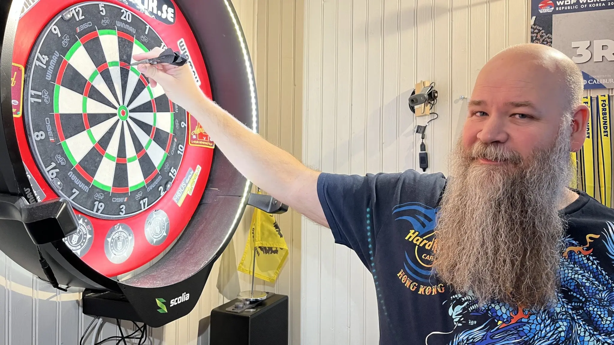 Andreas Harrysson från Målilla stod för en skrällseger vid sin debut på dart-VM.