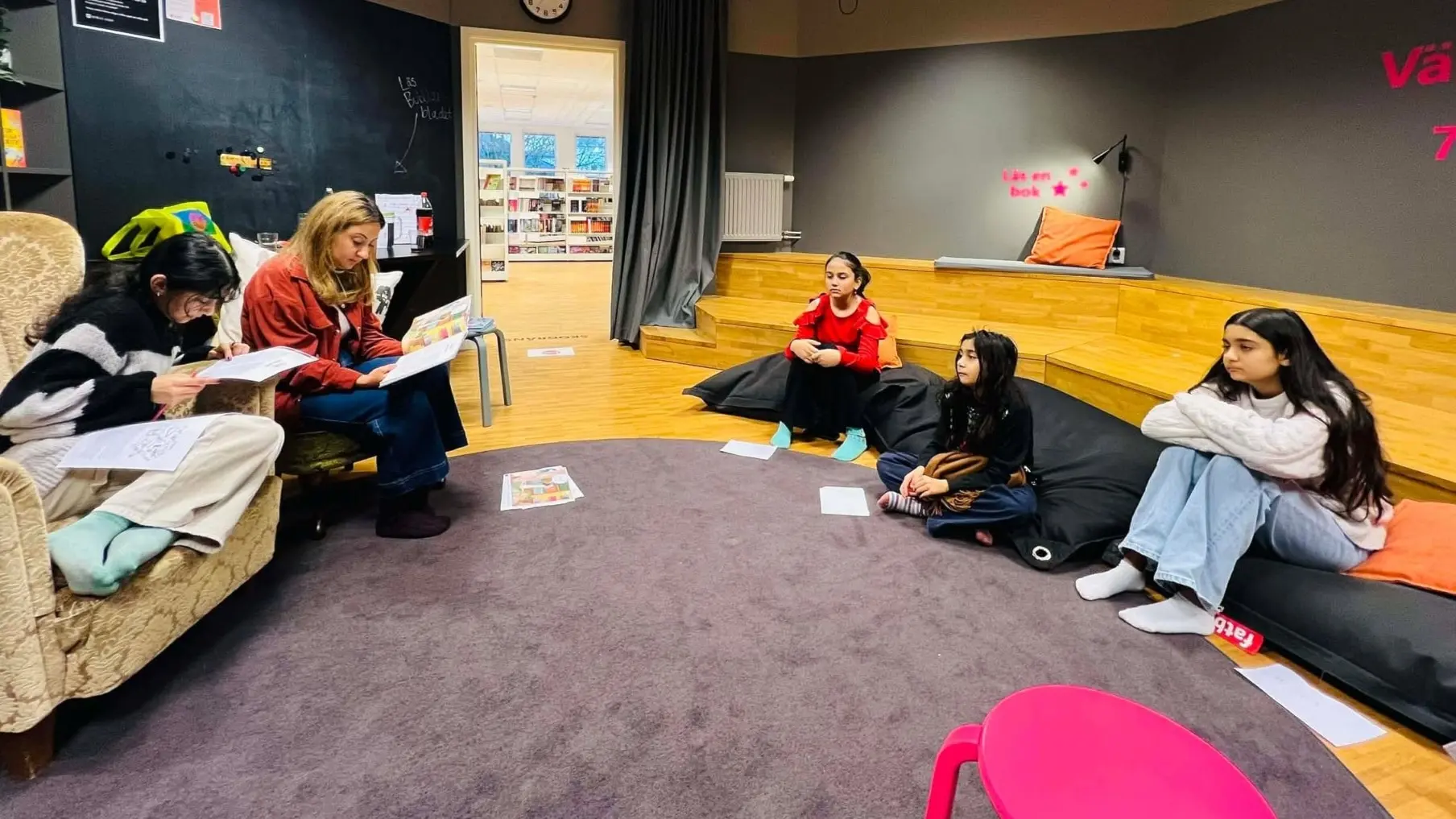 Böcker på romani och svenska – för alla familjer
Borås Resursbibliotek erbjuder böcker på romani chib och svenska. Här kan barn och föräldrar läsa tillsammans och bevara språket och kulturen.