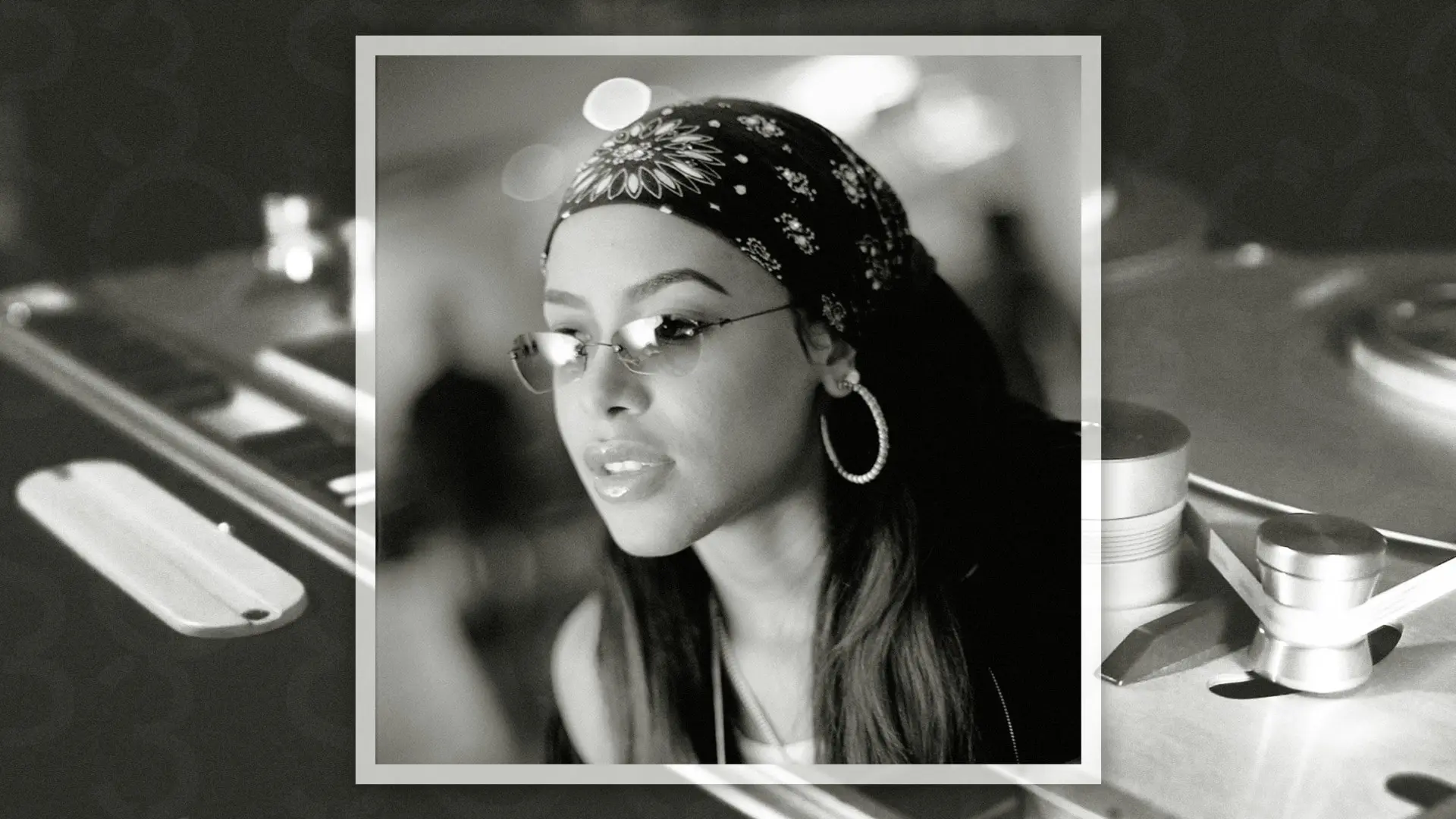 Svartvit bild på Aaliyah i en mönstrad bandana och solglasögon