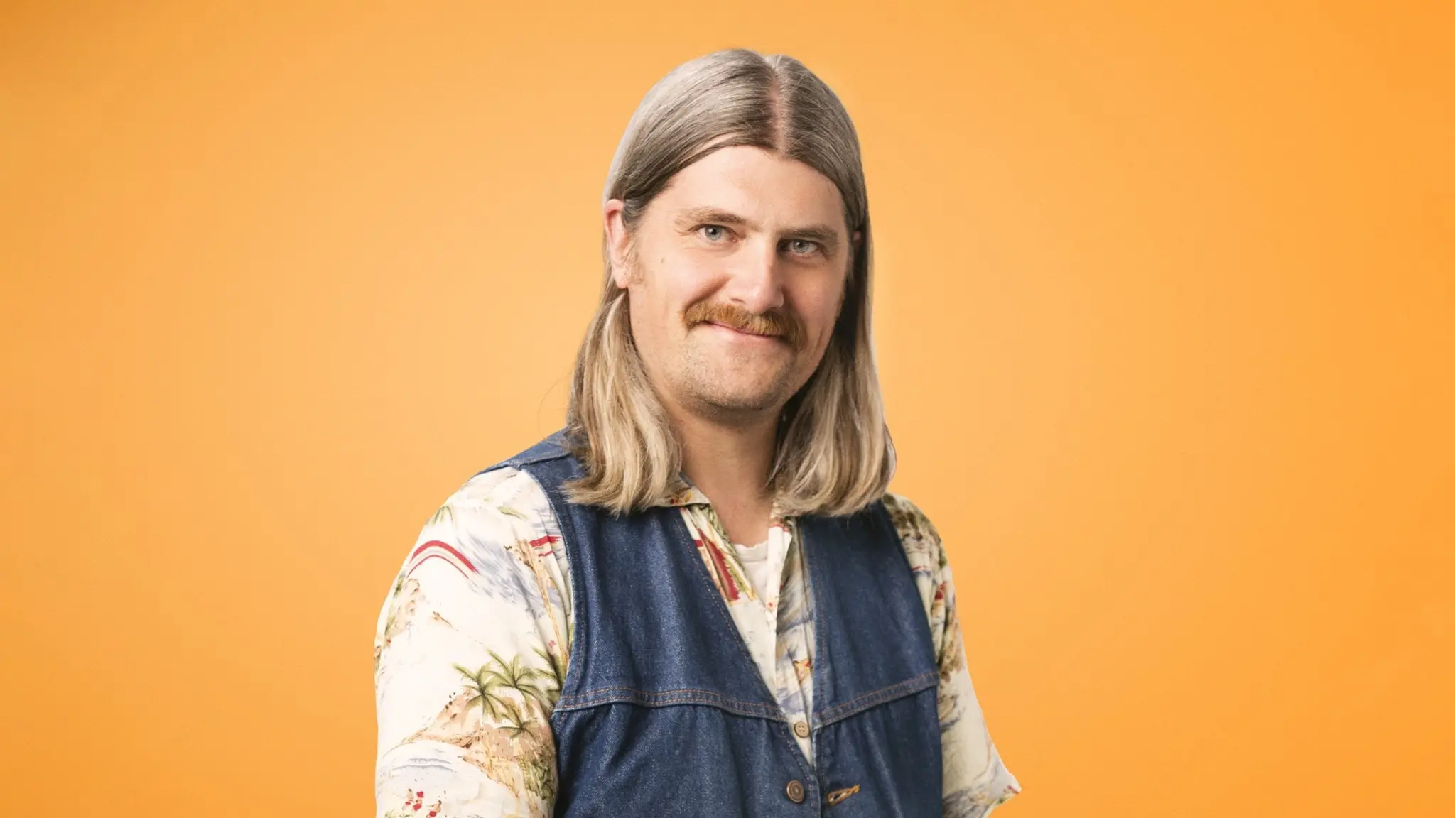 Edvin Edvinsson framför orange bakgrund