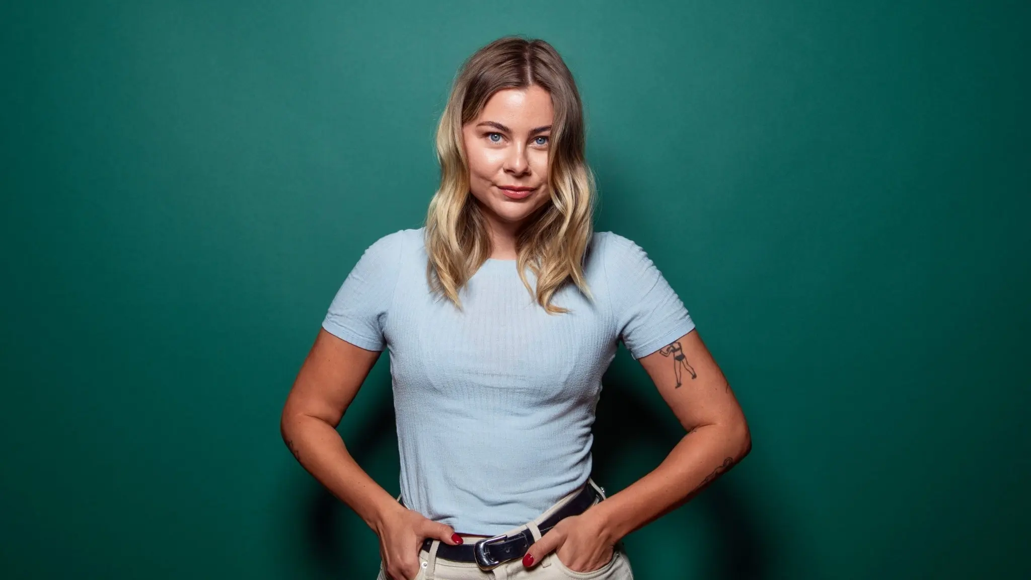 Bild på Annie Vidman mot en grön bakgrund.
