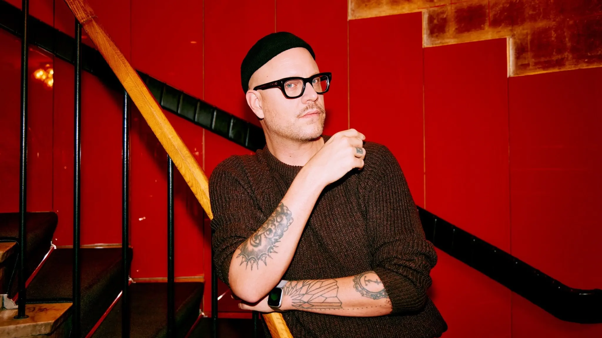 Klassisk morgons programledare Hans Kristian Durán står framför en trappa vid en färgglad vägg.