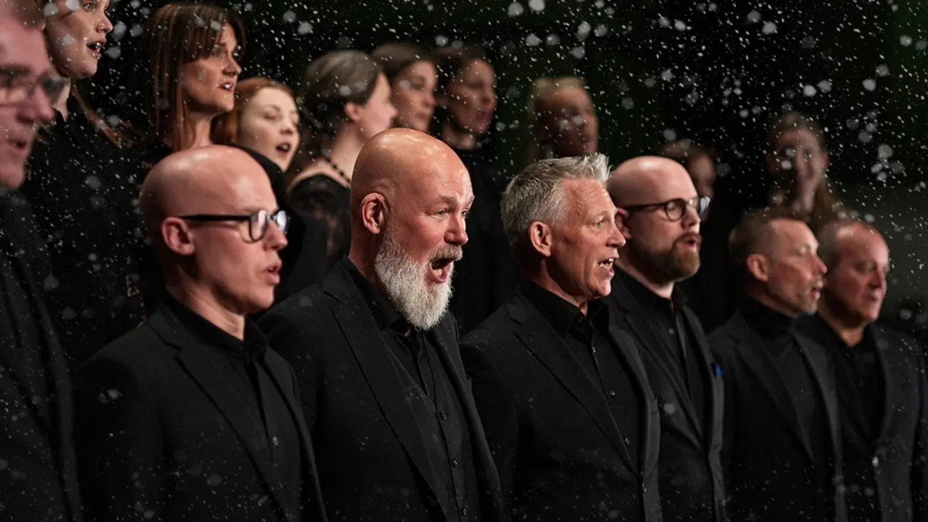 Radiokören sjunger i snöfall.