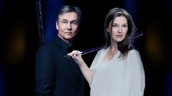 Bildmontage med dirigenten Esa-Pekka Salonen klädd i svart och violinisten Janine Jansen klädd i vitt, med fiolstråken vilande på ena axeln.