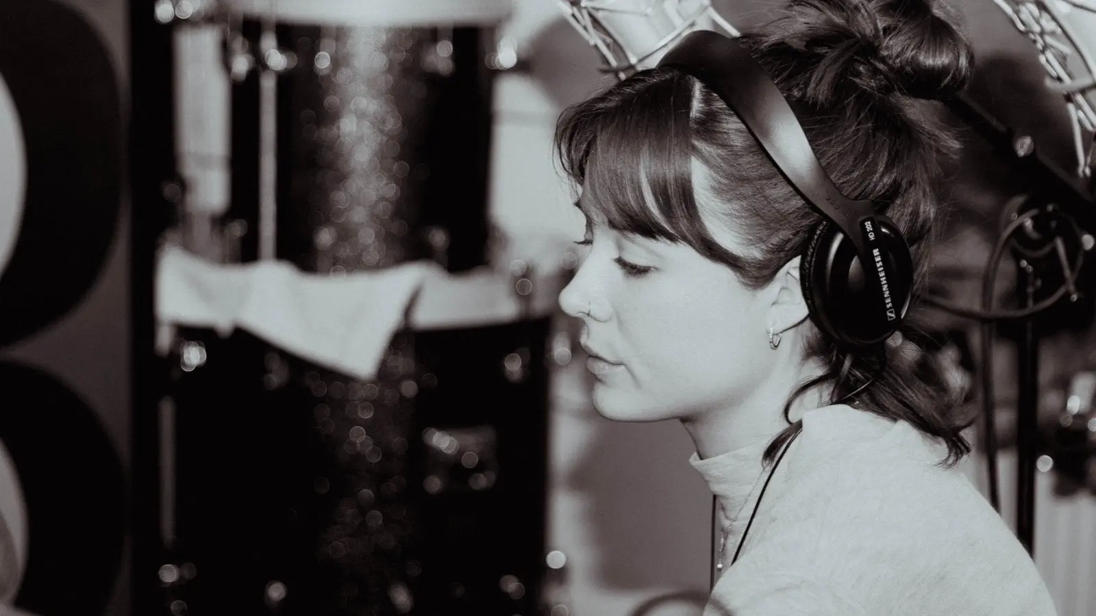 Cornelia Nilsson i studion med sitt trumset. Foto: Dag Aspelin