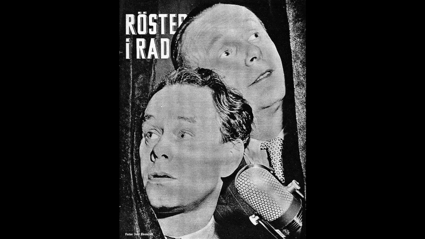 På omslaget till ett gammalt nummer av tidningen Röster i Radio syns Gus och Holger framför en mikrofon. De tittar sig klurigt omkring i rummet.