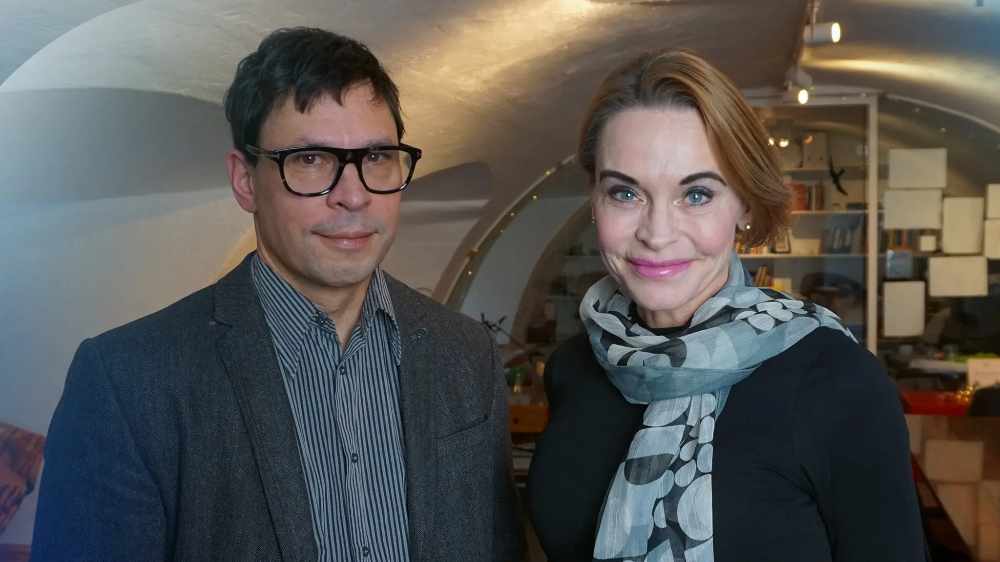 Martin Wicklin, Söndagsintervjuns programledare, med gästen Maria Strömme, professor i nanoteknologi.