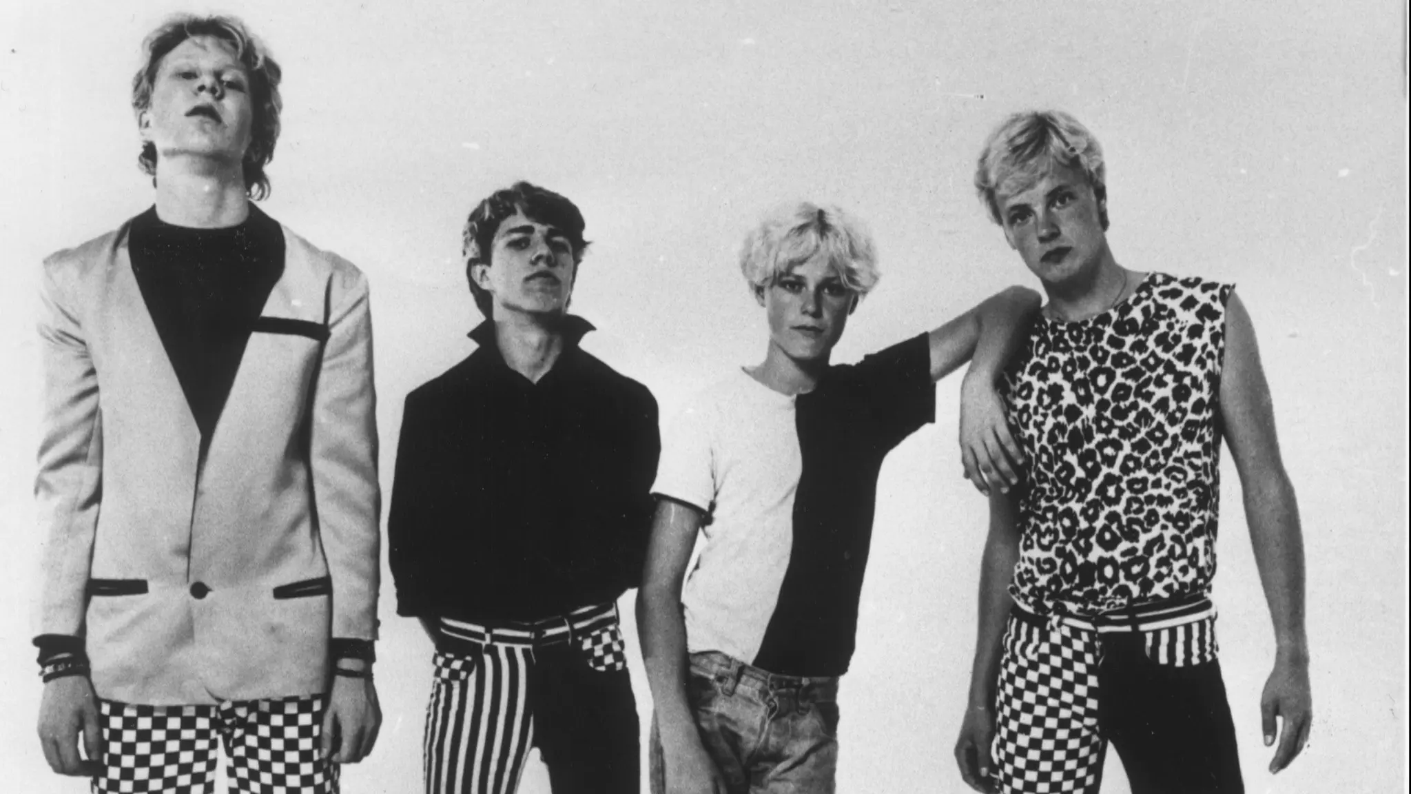 Noice står och ser allvarliga ut i början av sin karriär.