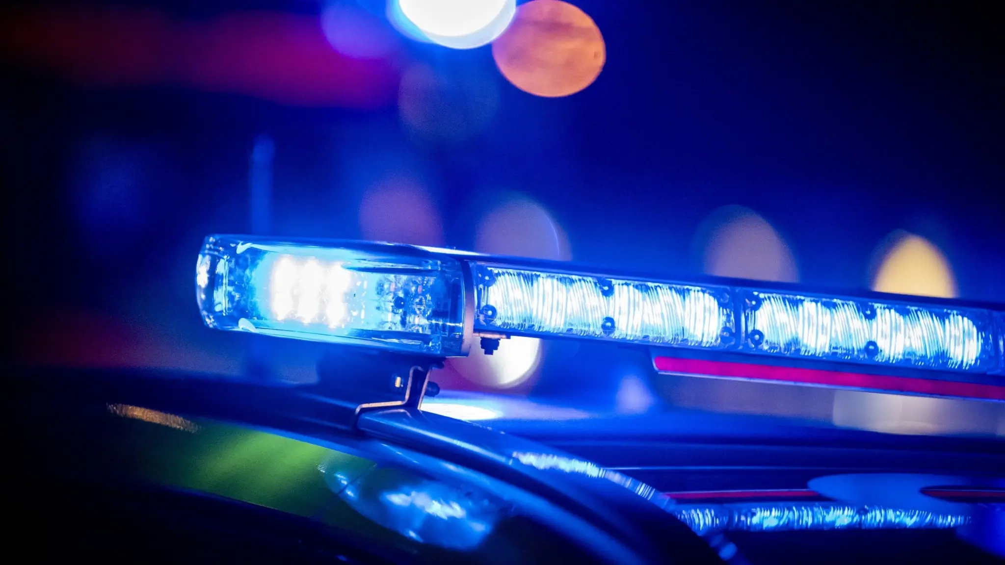 Två personer ska ha blivit beskjutna i Alby.