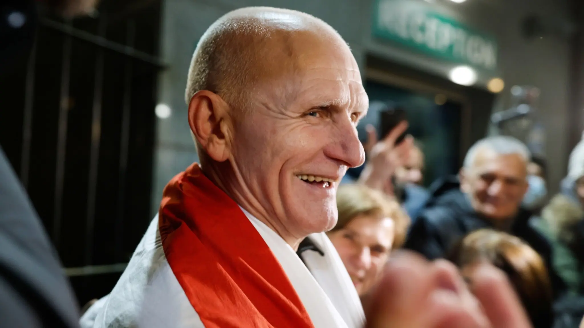 Belarusiske människorättsförsvararen Ales Bjaljatski efter frigivningen.