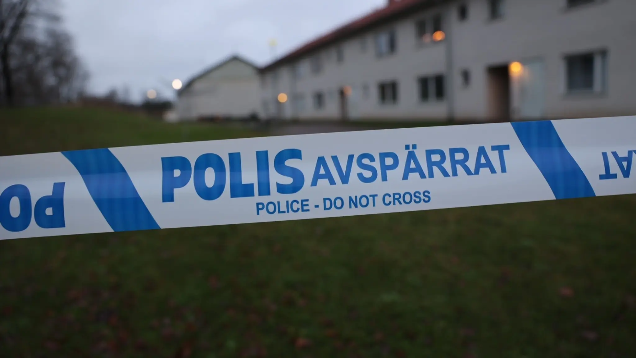 Ett flerfamiljshus har spärrats av.