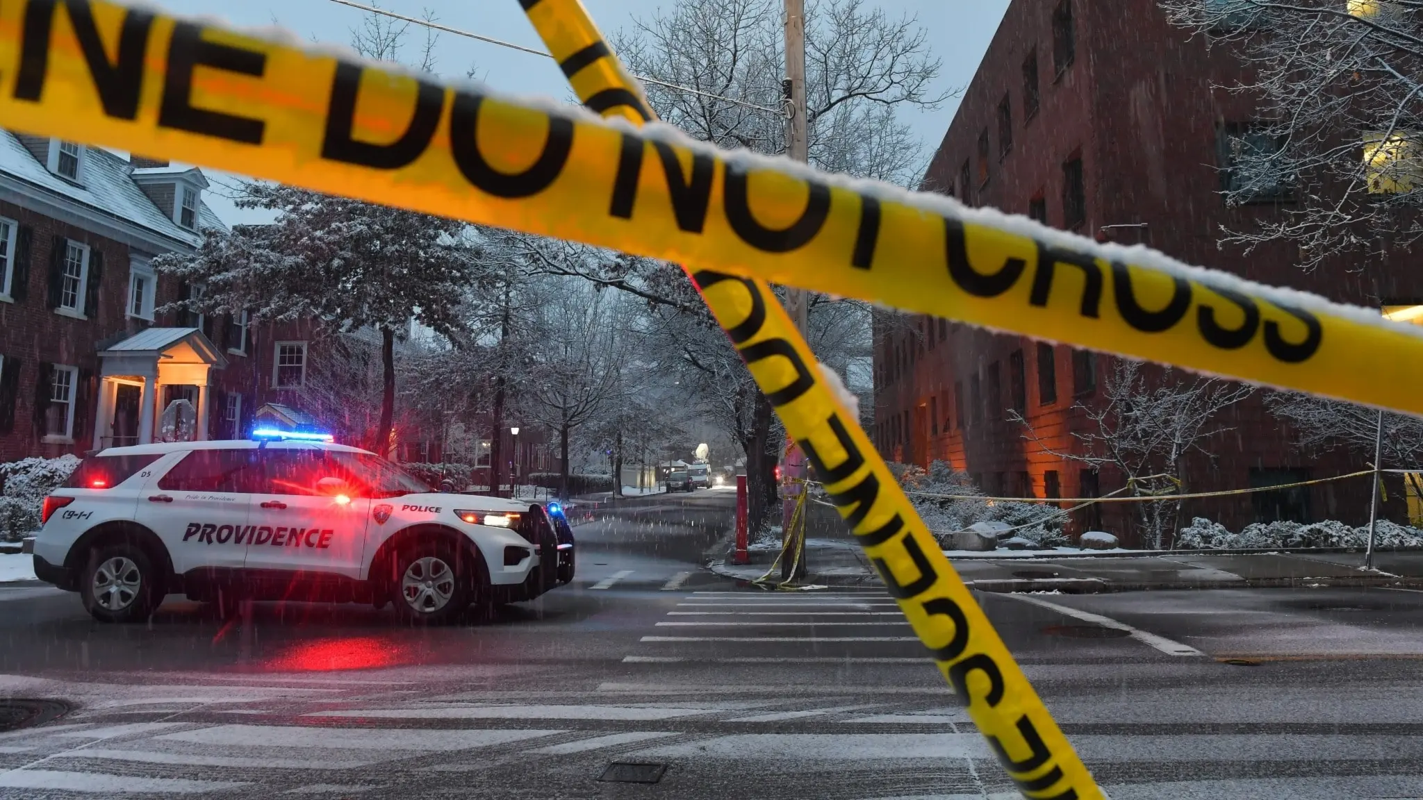 Polisbil och avspärrningsband nära brottsplatsen.