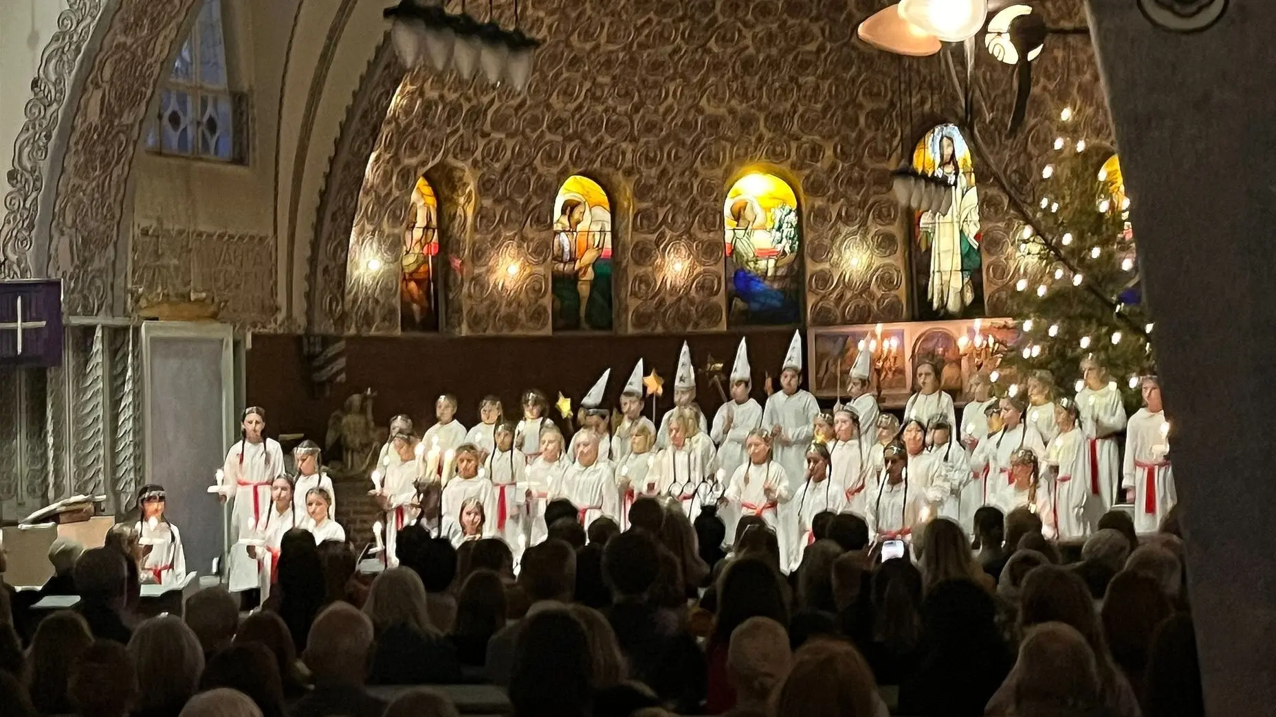 Hjorthagens barnkör sjöng luciasånger i Hjorthagskyrkan i Stockholm.