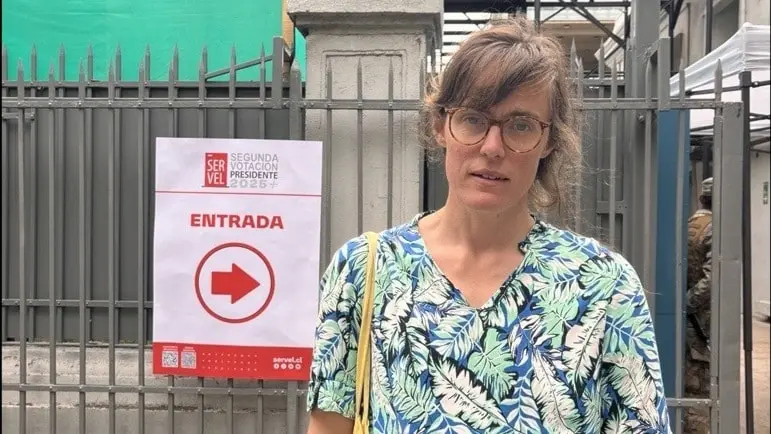 Lotten Collin, Sveriges Radios Latinamerikakorrespondent, på plats vid en vallokal i Chiles huvudstad Santiago.