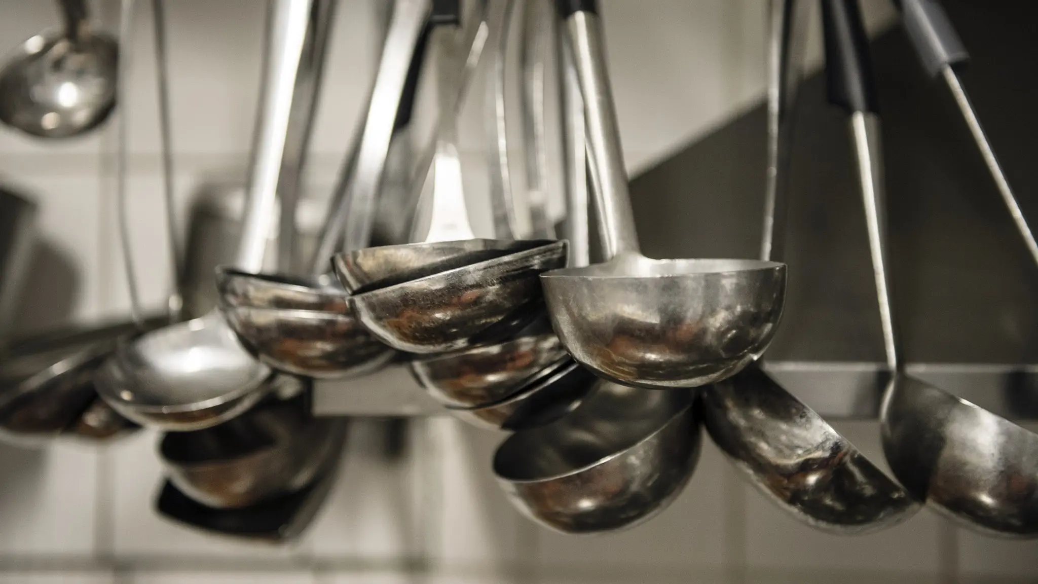 Många soppslevar i ett restaurangkök, hänge framför en fläkt. Foto: Pi Frisk / SvD / TT