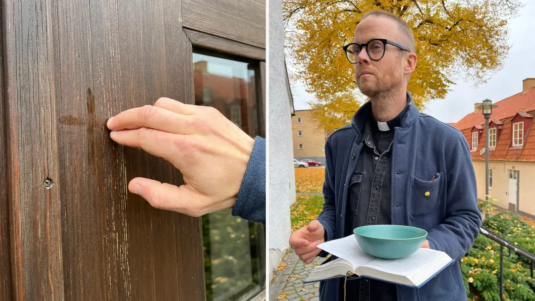 Martin Landgren, präst i Ulricehamn, välsignar en bostad genom att applicera olja på en dörr. Han håller en skål med olja och står utomhus med höstfärgade träd i bakgrunden.