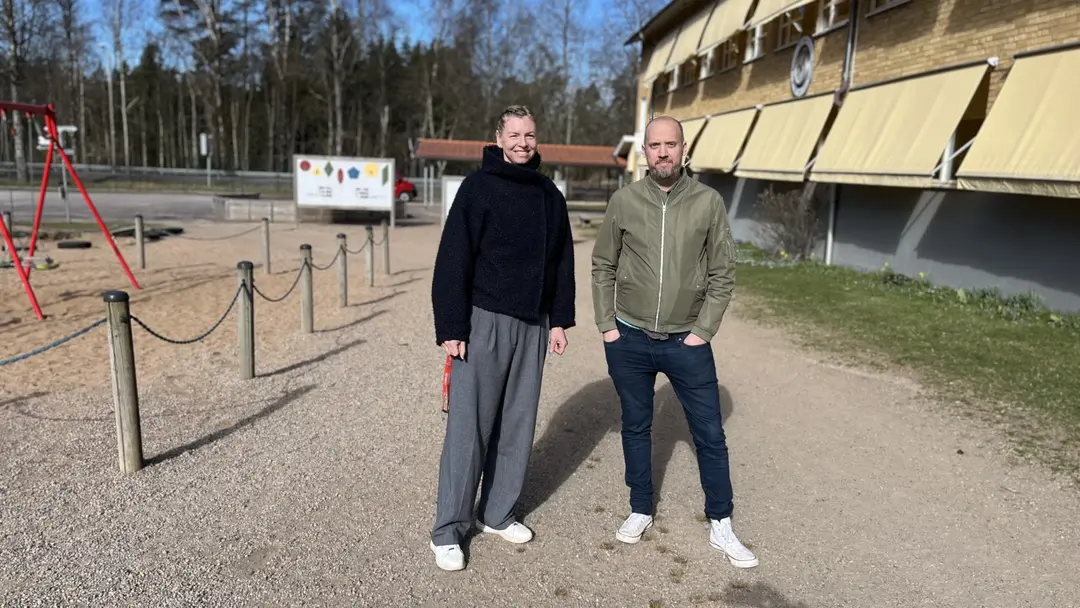Två vuxna på en skolgård vid en f-6-skola.