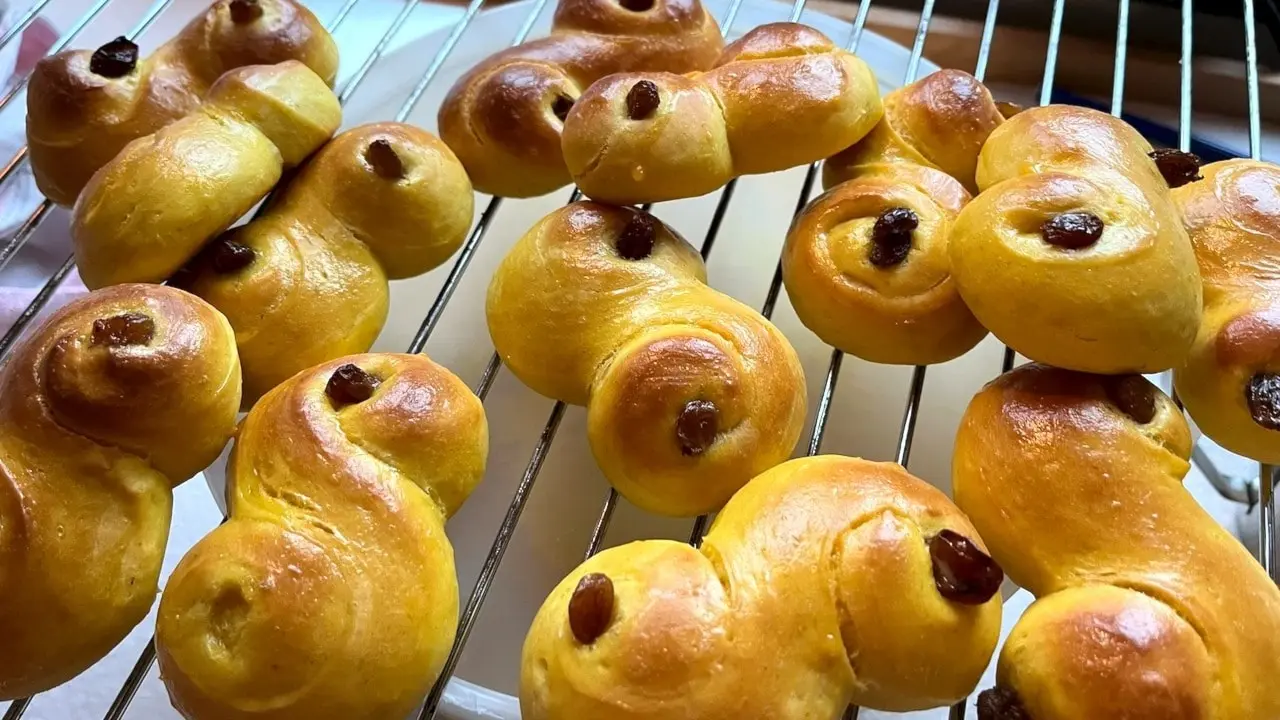 Hemmabakade lussebullar. Men är de bakade enligt det klassiska hermma-receptet, eller på proffsens sätt?