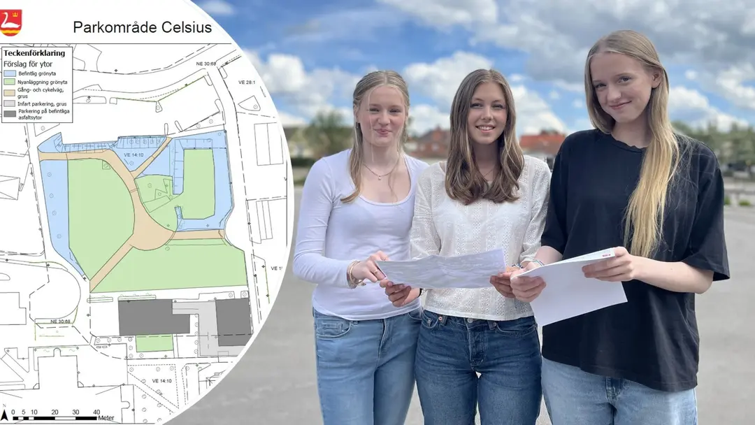 Tre unga tjejer står på en grusplan.