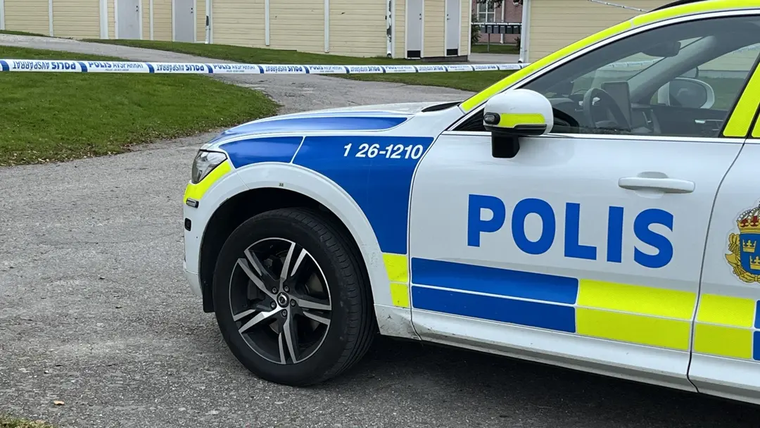 en polisbil och avspärrningar vid misstänkt mord ambulanspersonal harmånger nordanstig