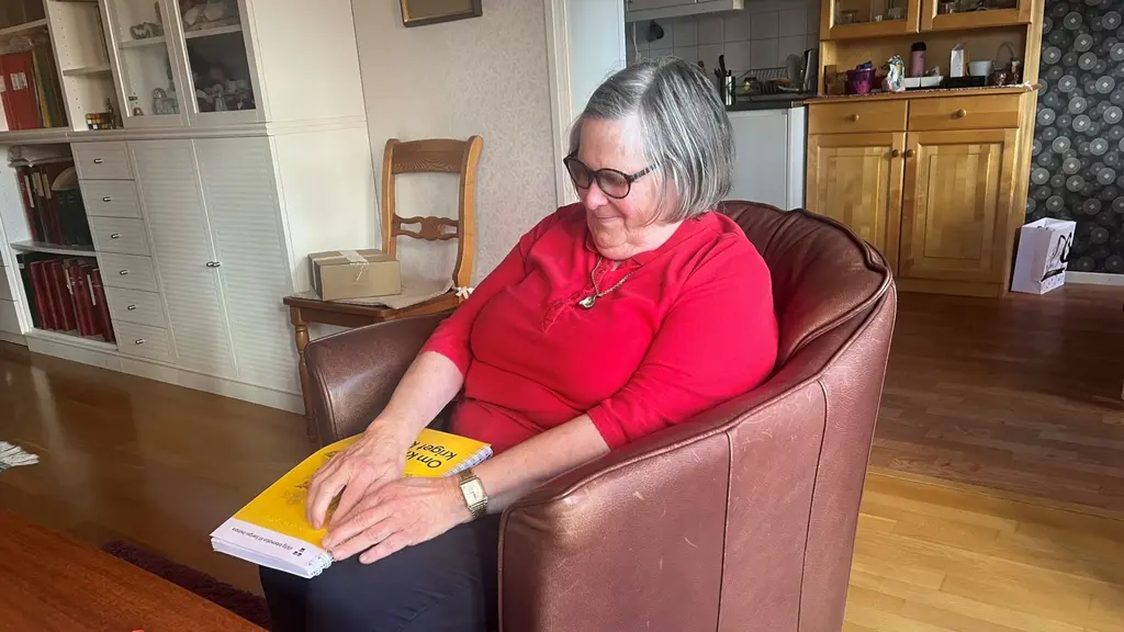 Synskadade Anita Svenningsson läser broschyren "Om krisen eller kriget kommer" på punktskrift.