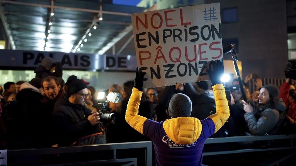 En demonstrant utanför den uppmärksammade rättegången. Arkivbild.