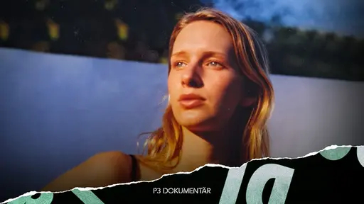 Malin tittar till höger och har solen i ansiktet.