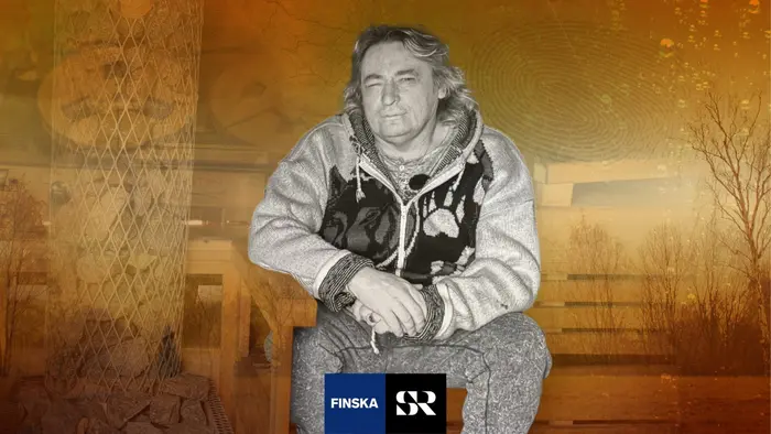 Timo Kaukonen selvisi vuoden 2010 saunomisen MM-finaalista hengissä, mutta hänen vastustajansa menehtyi. Timo sai vakavia palovammoja. Tuore dokumentti kertoo Timon tarinan. Kuvassa Timo mustavalkoisena saunan lauteilla. Taustalla värikäs oranssin ja ruskean sävyinen kollaasi.