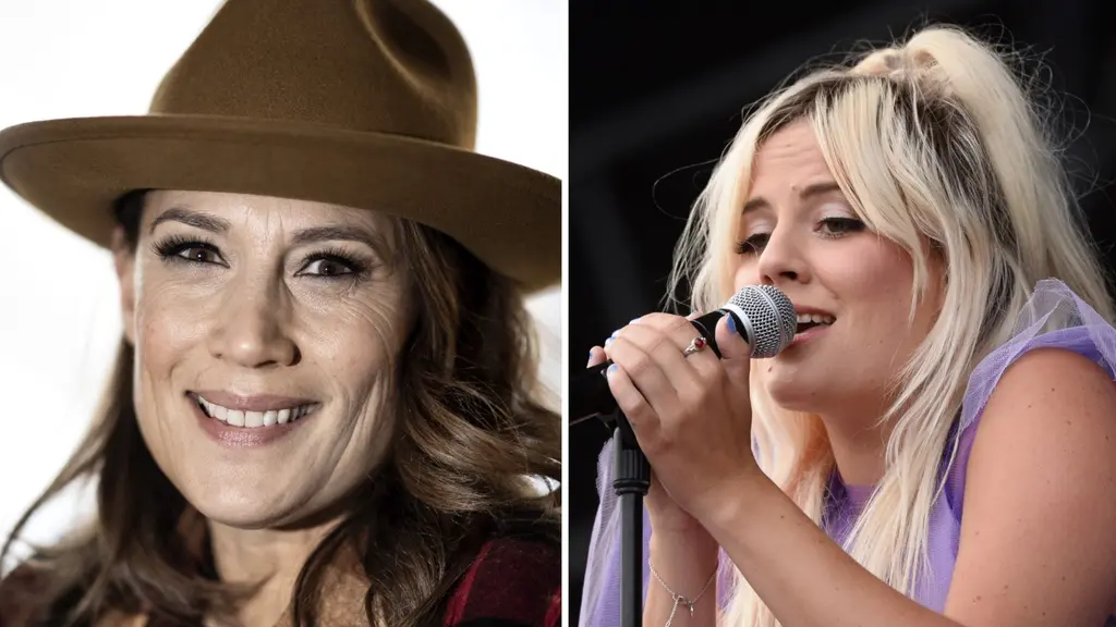 Delad bild med två kvinnor. Till vänster Jill Johnson i brun hatt och leende, till höger Maja Francis med blont hår, sjungande i mikrofon. De ska sjunga på countryfestival i Ängelholm i sommar.