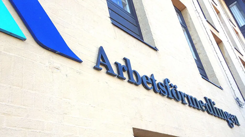Arbetsförmedlingens logga på fasaden i Kristianstad.