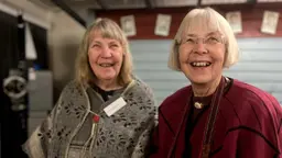 Näytelmä nimelä "Systrarna Nylund" pyörii Strindbergin teatterilla Tukholmassa, missä Linnea ja Märta Nylund jakava pypliikile heän tarinaa. 