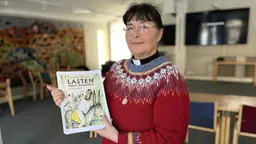 "Lasten paras raamattu". Hiippakuntapappi Ritvaelsa Seppälä oon ollu myötä käänöstyössä.