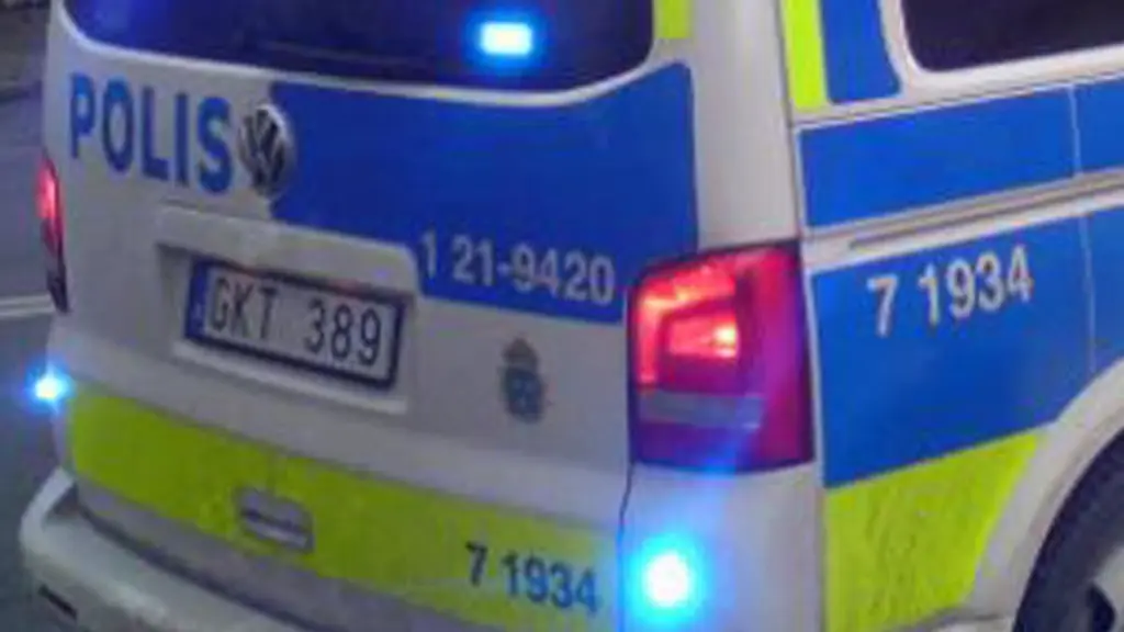 Poliser har skickats till en skola i Kallhäll för att undersöka ett eventuellt hot.